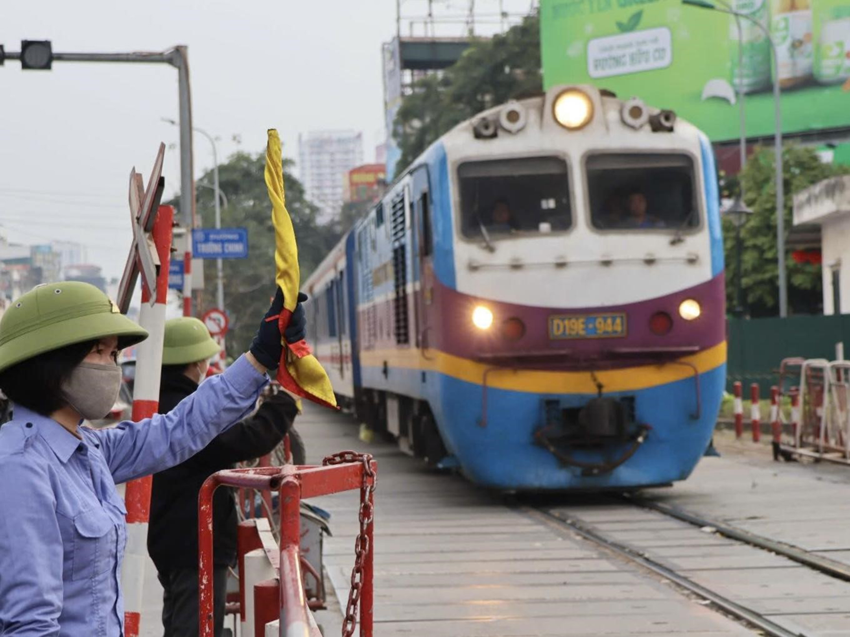 Hà Nội: Xử lý nghiêm tài xế cố tình vượt rào chắn khi đi qua đường sắt